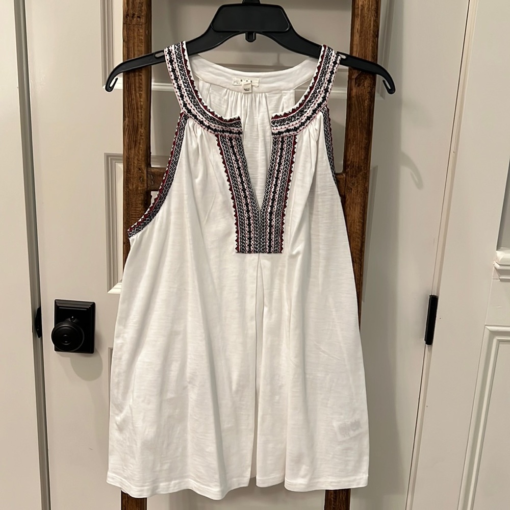 Summer tank top with beautiful detailing.
